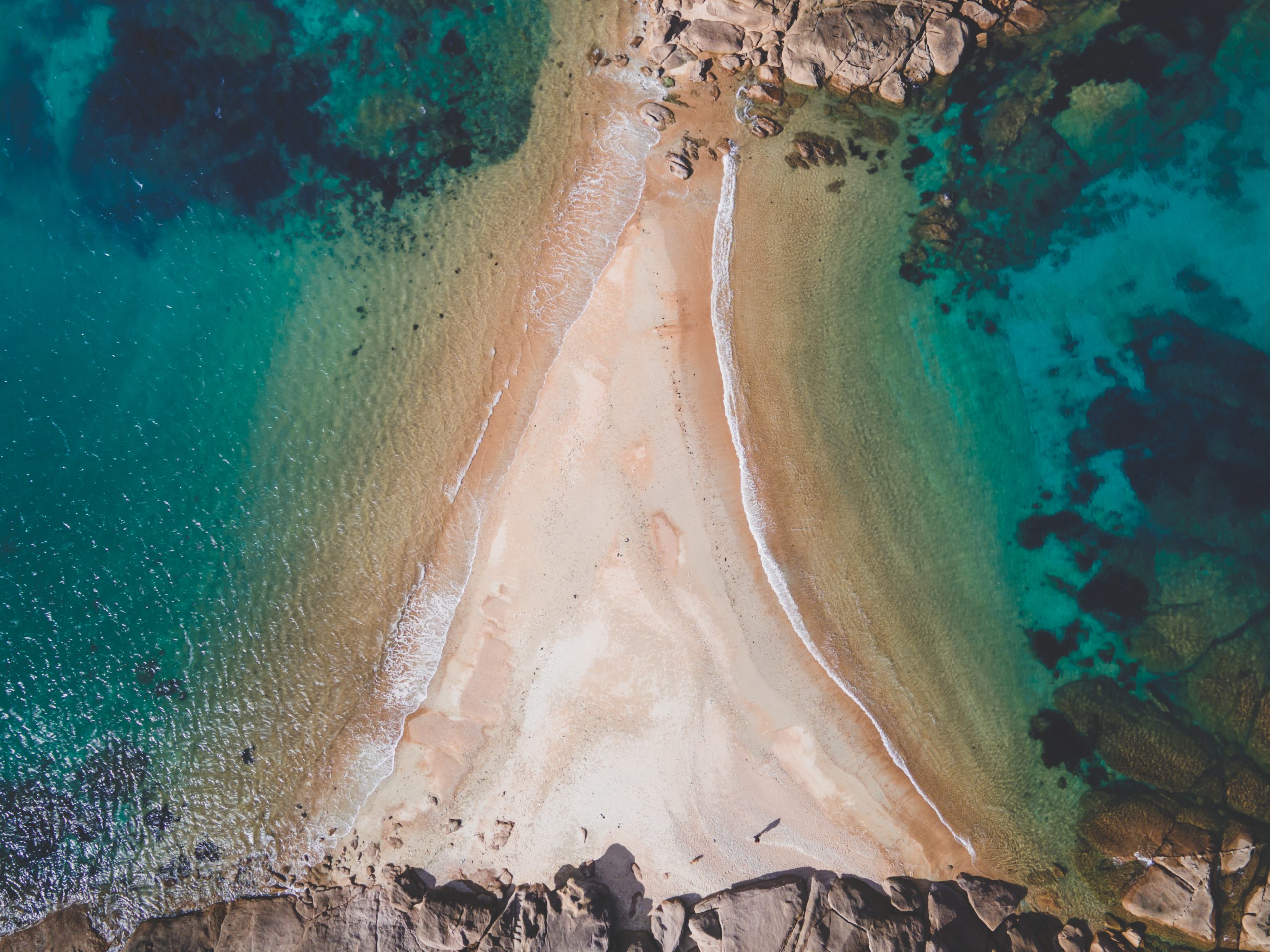 Vue du drone sur la plage de Trégastel, plage du dé