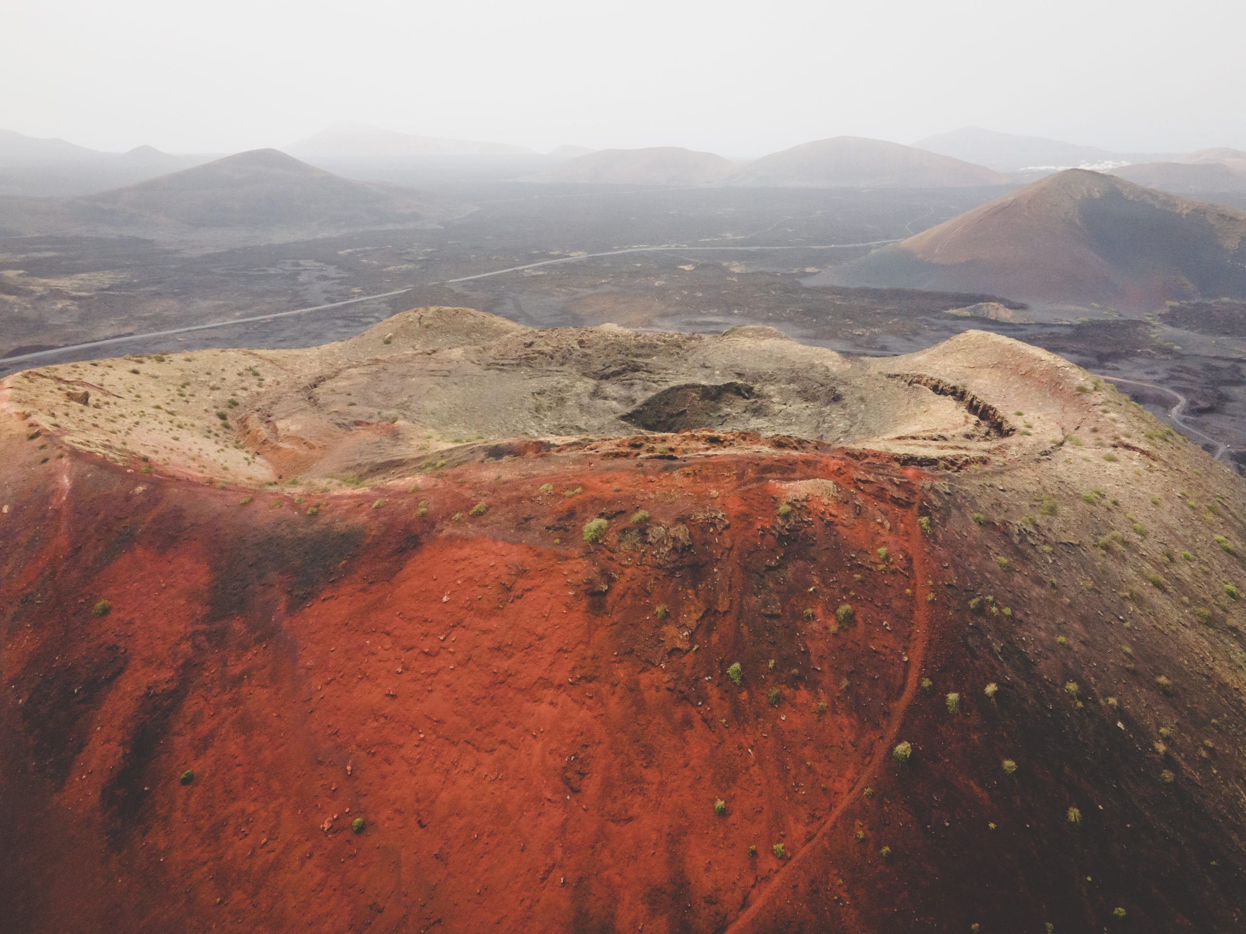Le cratère de la montana colorada est d'un rouge très puissant