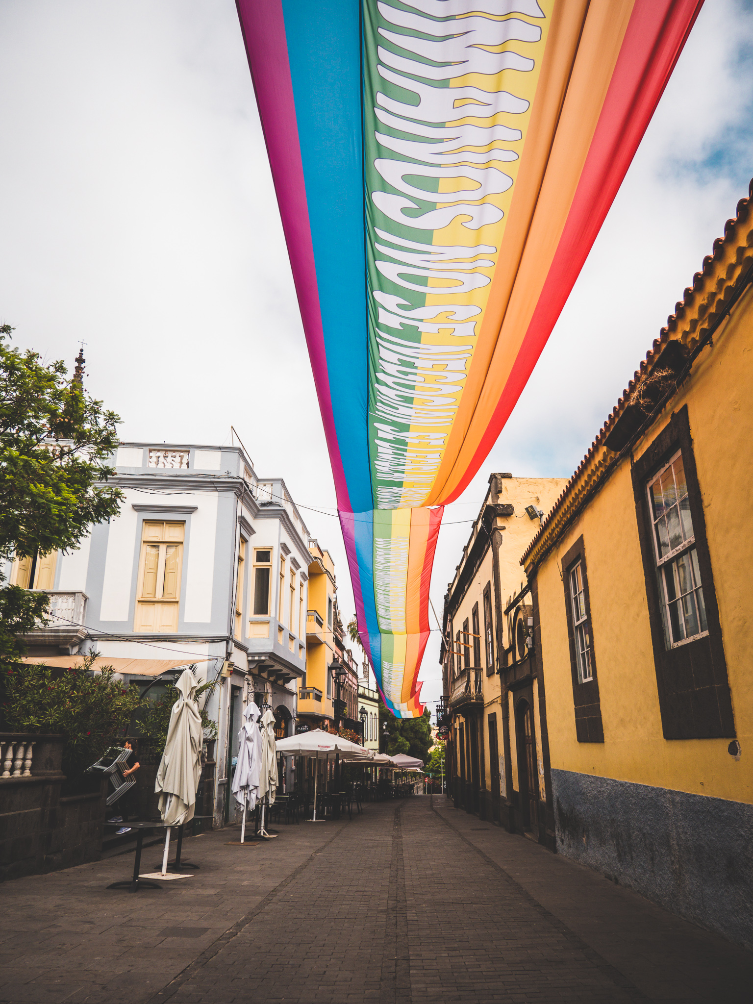 Dans les rues de Arucas des drapeaux LGBT sont présents