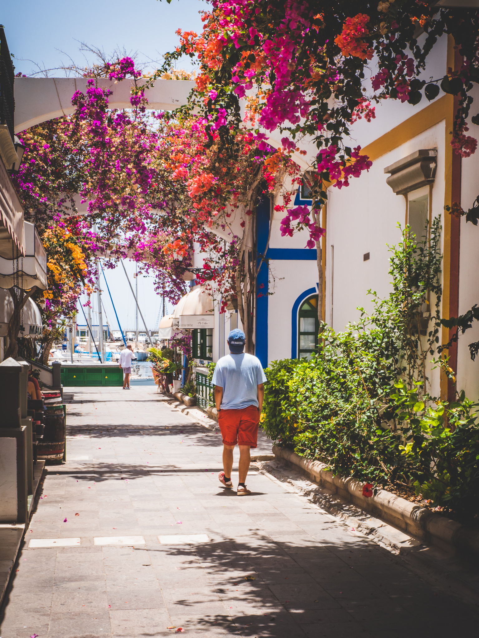 Passage dans les ruelles très fleuries de la ville de Puerto de Mogan