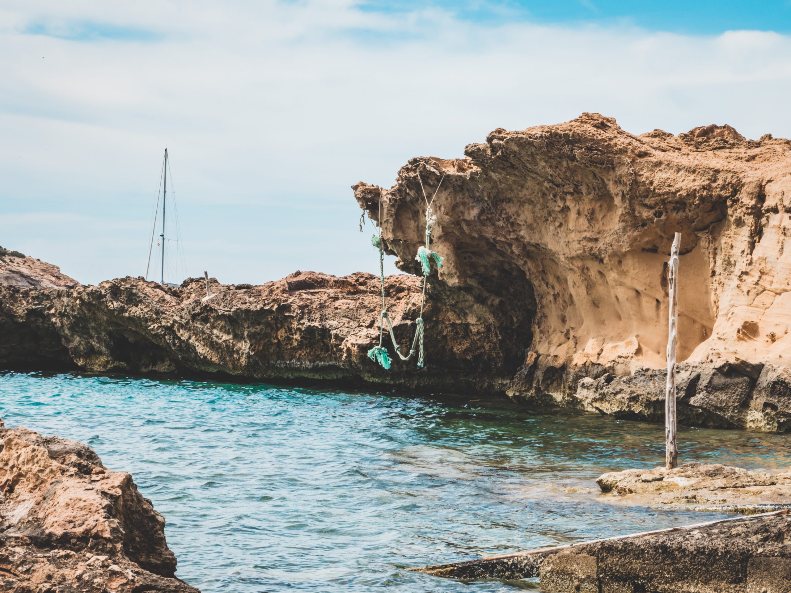 Parmi les plages à Ibiza que l'on préfère voici la balançoire à Cala Xarraca 