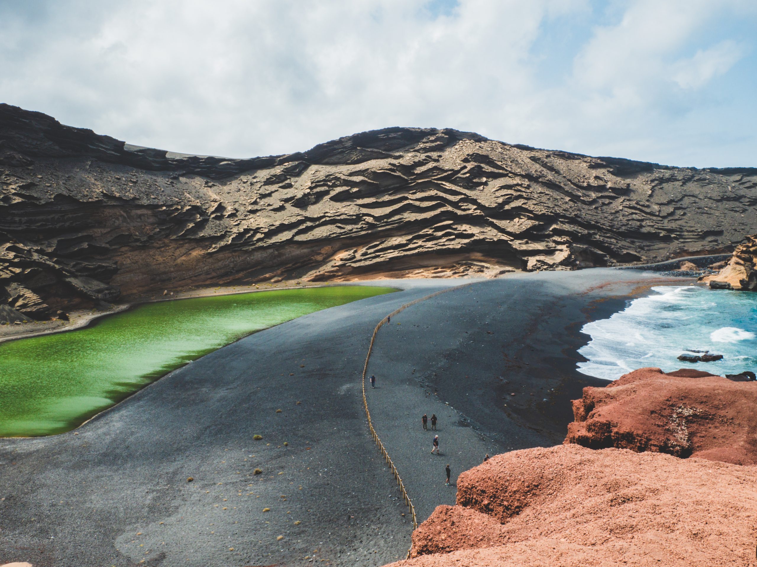 Ce volcan ouvert sur l'océan dispose d'un petit lac vert incroyable. 