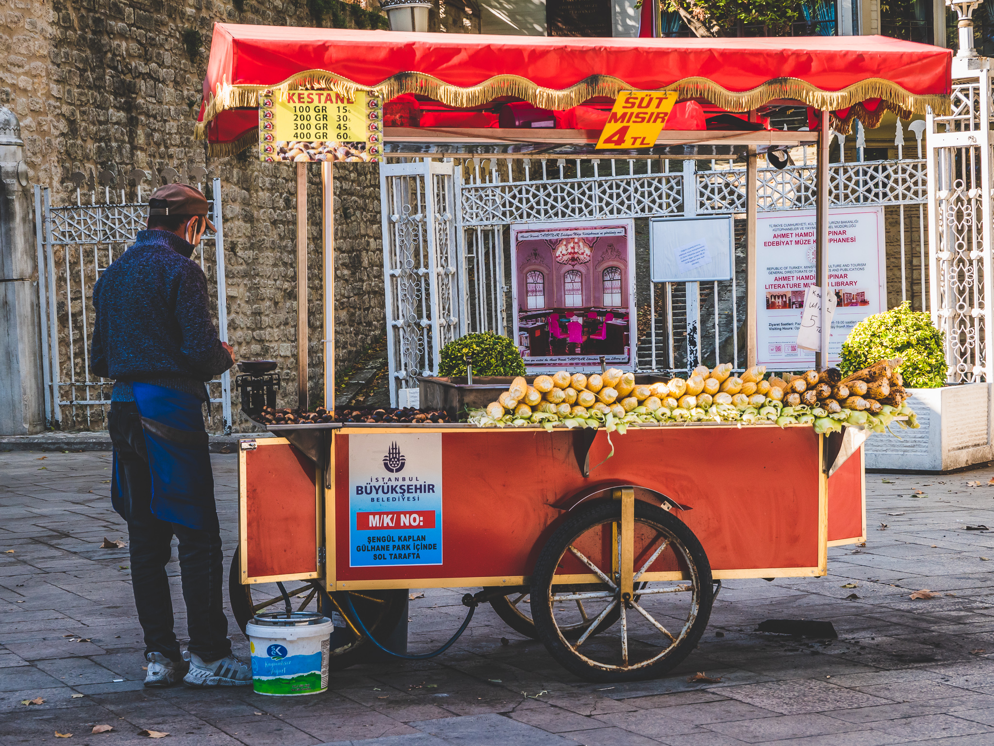 stand de vente de maïs en Turquie pour visiter Istanbul c'est un incontournable