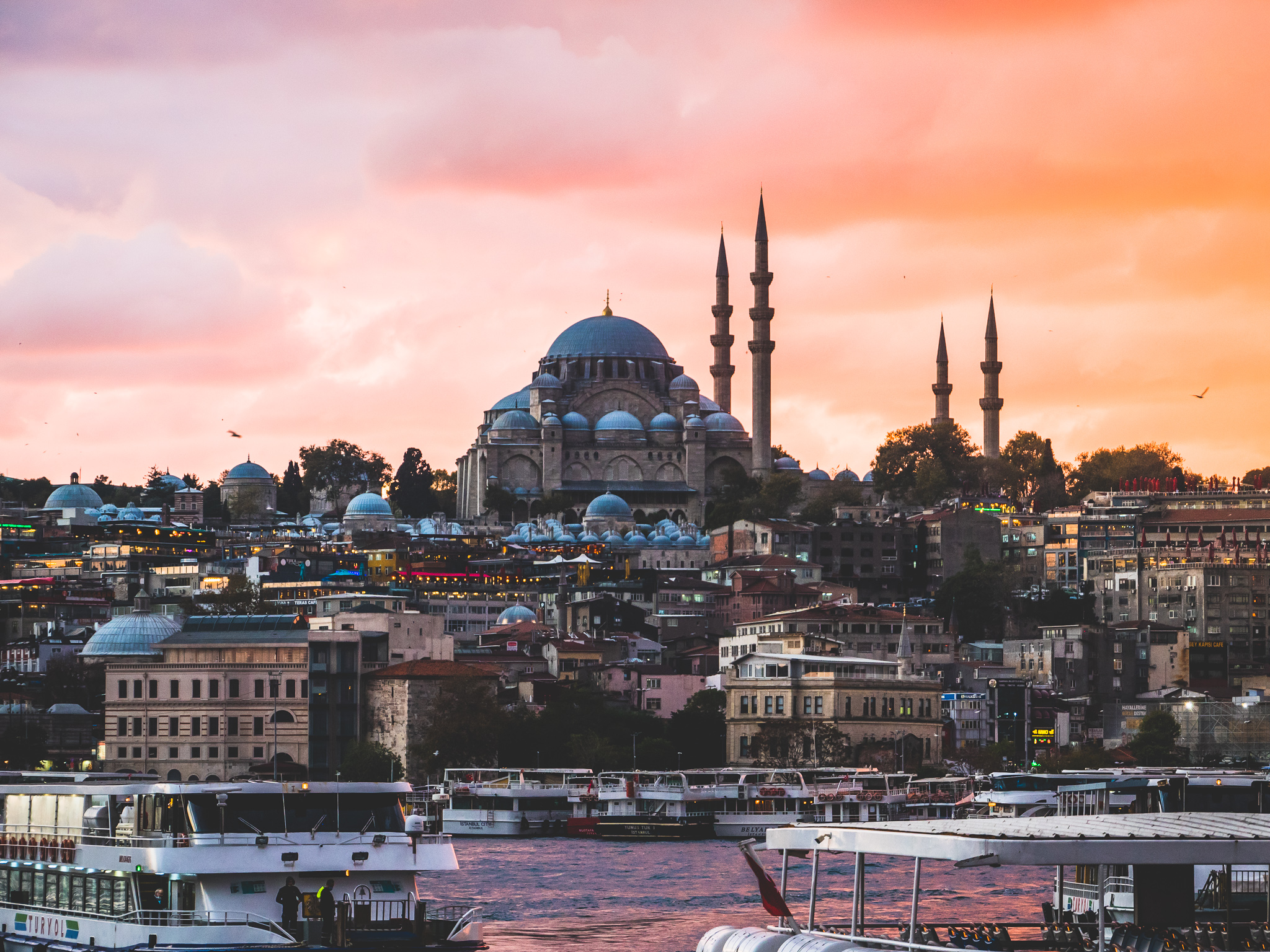 Sunset sur la mosquée Souleymaniye depuis le pont de Galata à Istanbul