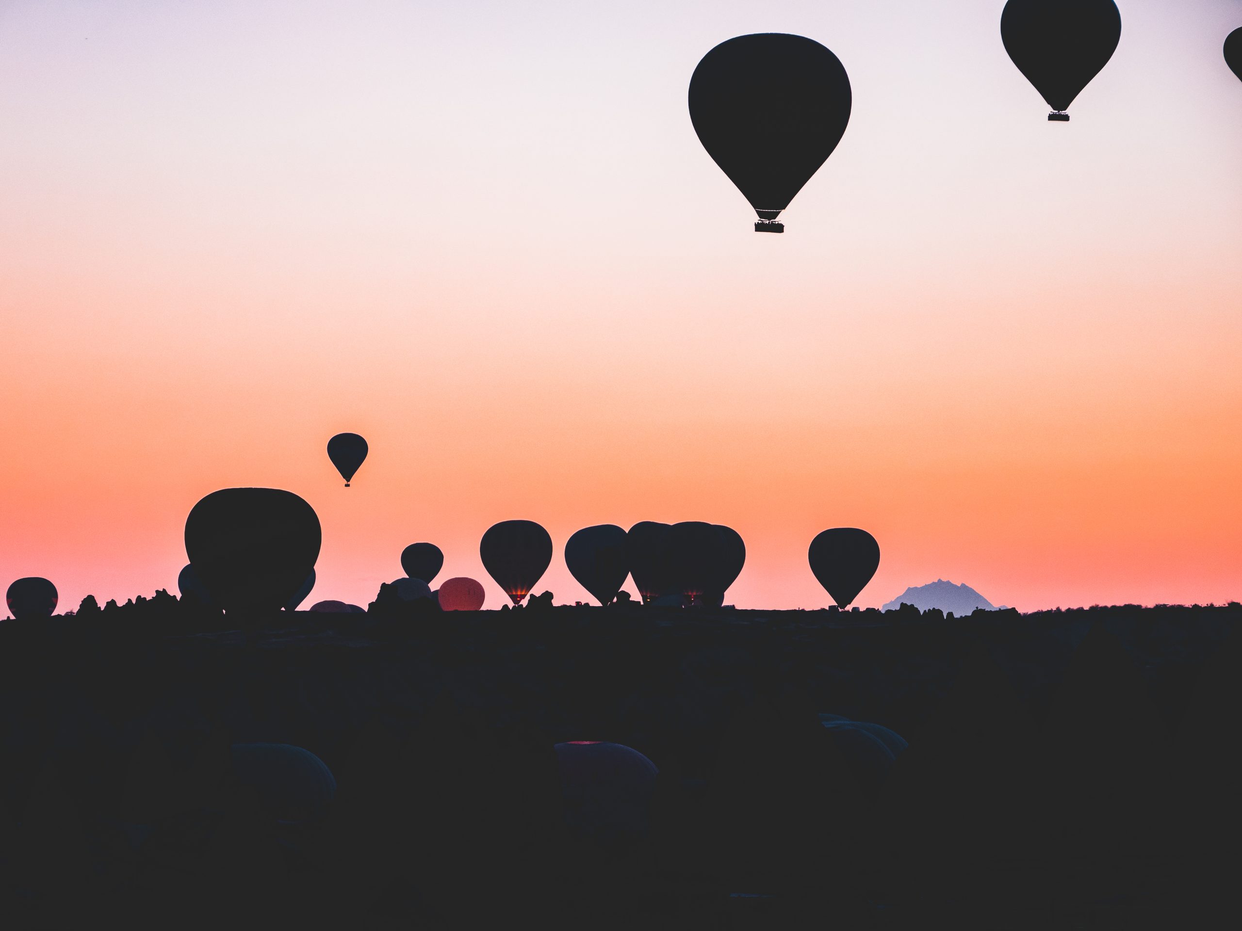 décolage des montgolfières au tout petit matin en cappadoce