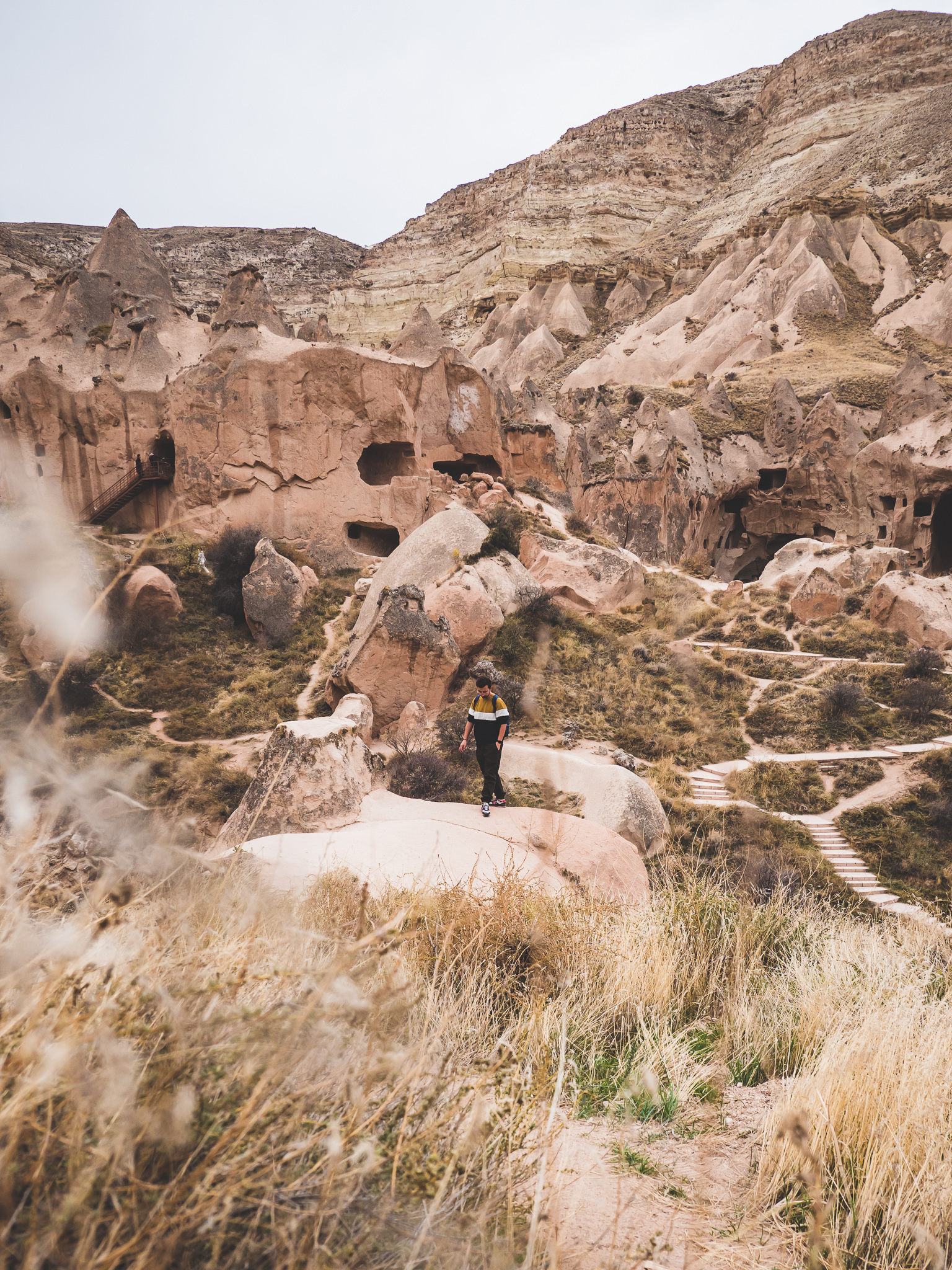 admirant le musée plein air de Zelve en cappadoce