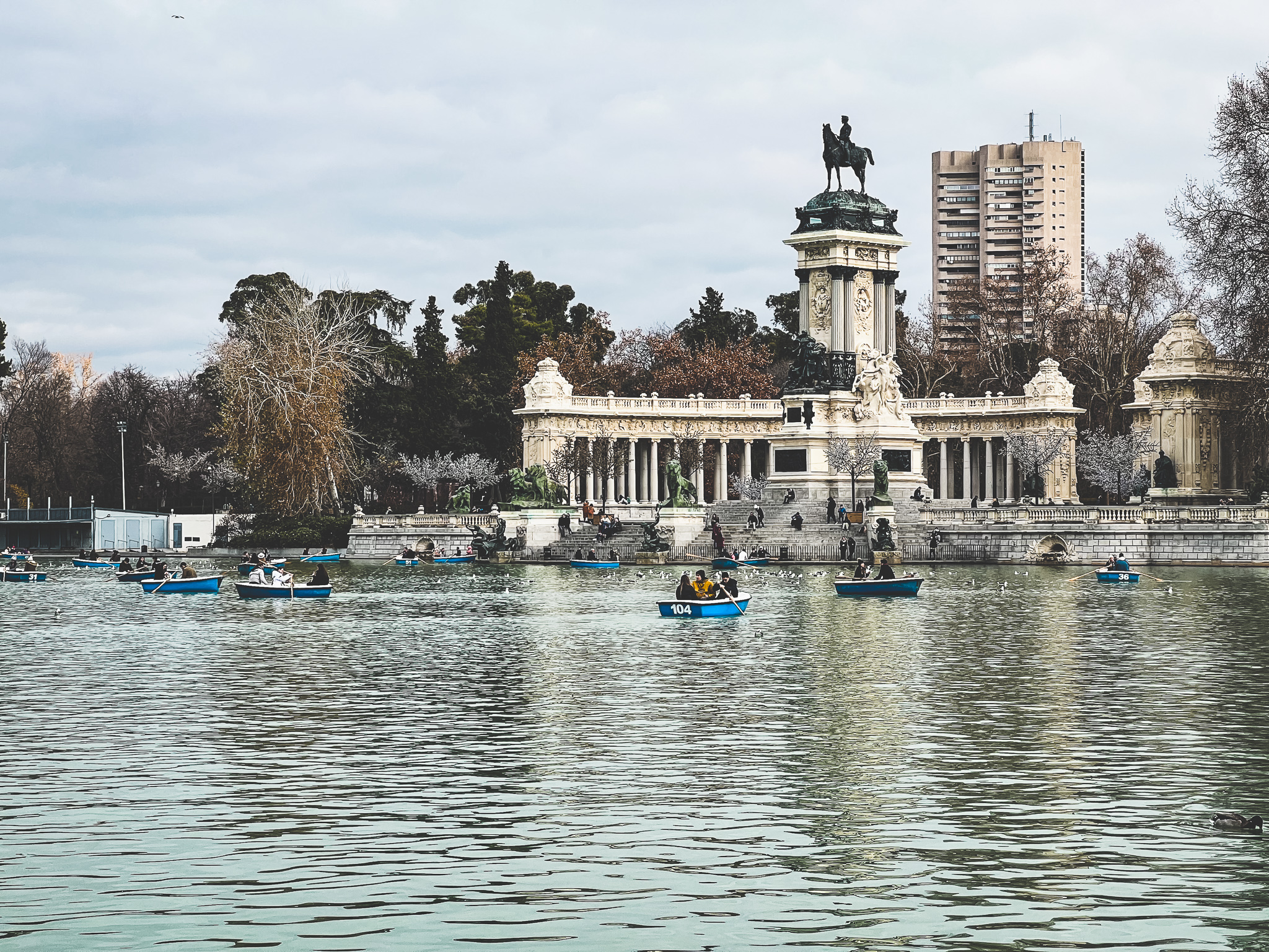 lac artificiel devant la statue du parc el retiro de madrid