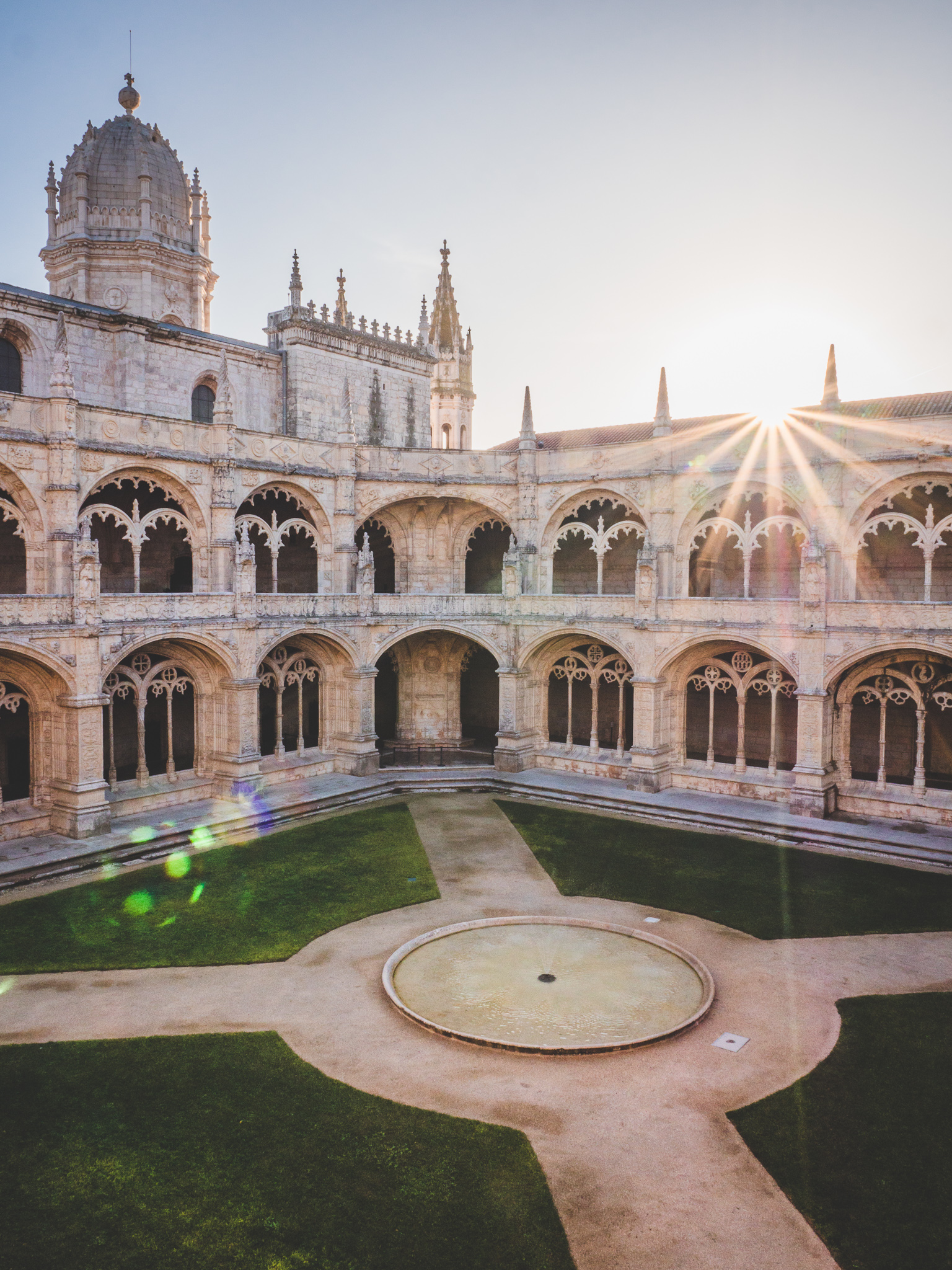 monastère des hiéronymites à lisbonne avec un reflet du soleil