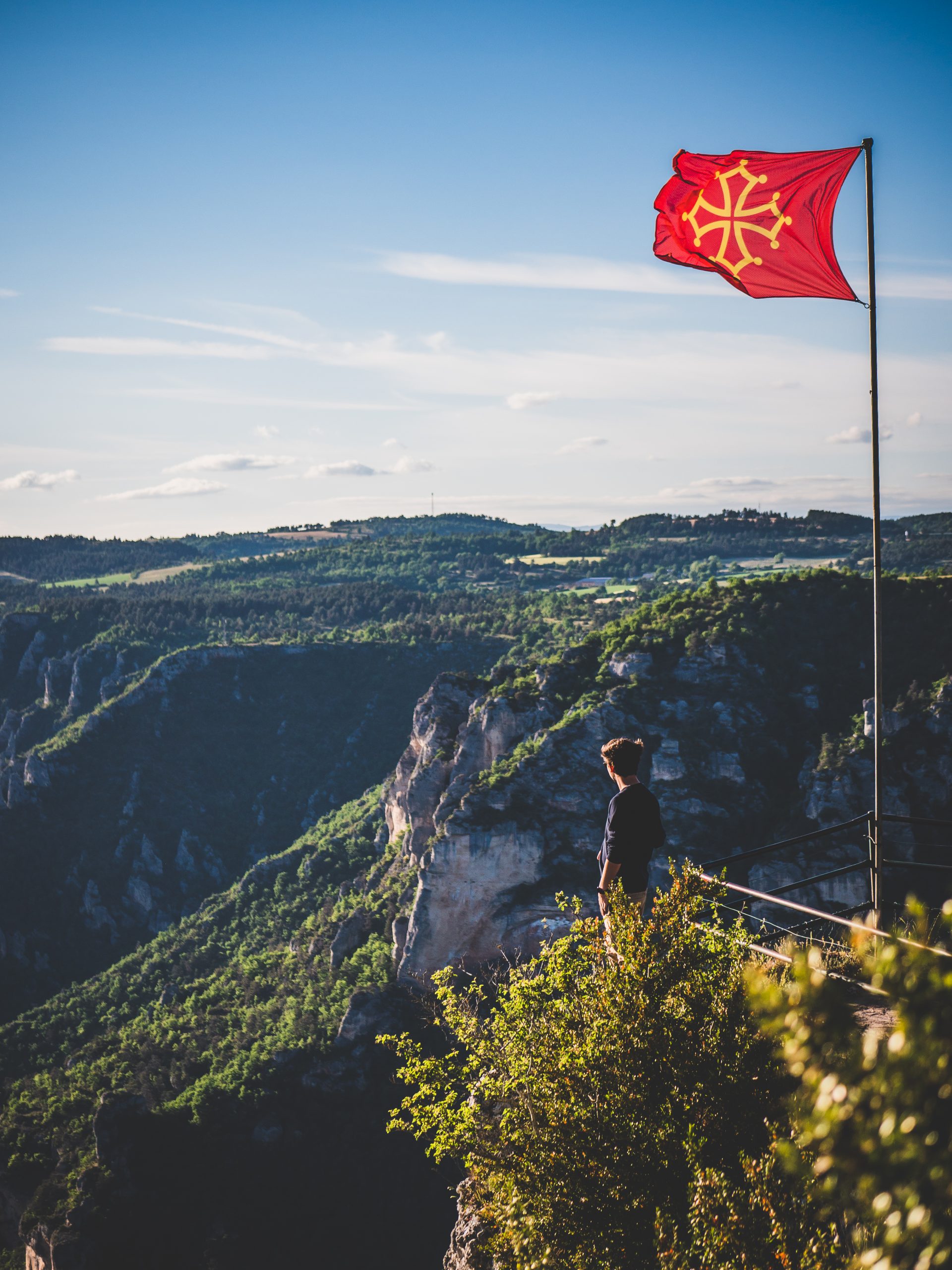 panorama du roc des hourtous avec vue sur les gorges du tarn, drapeau avec la croix occitane