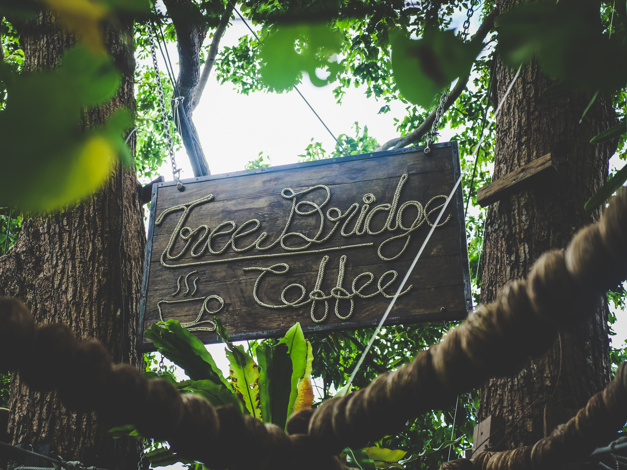 Panneau à l'entrée du tree bridge coffee
