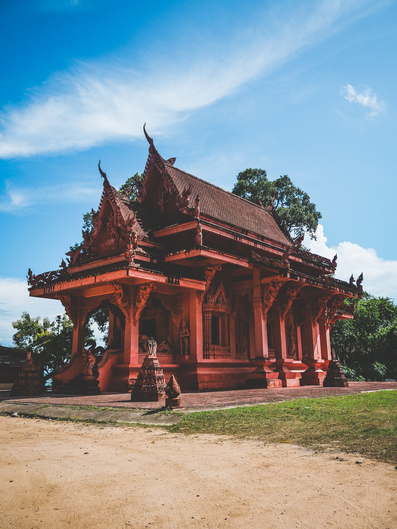 Photo du temple rouge wat ratchathammaram