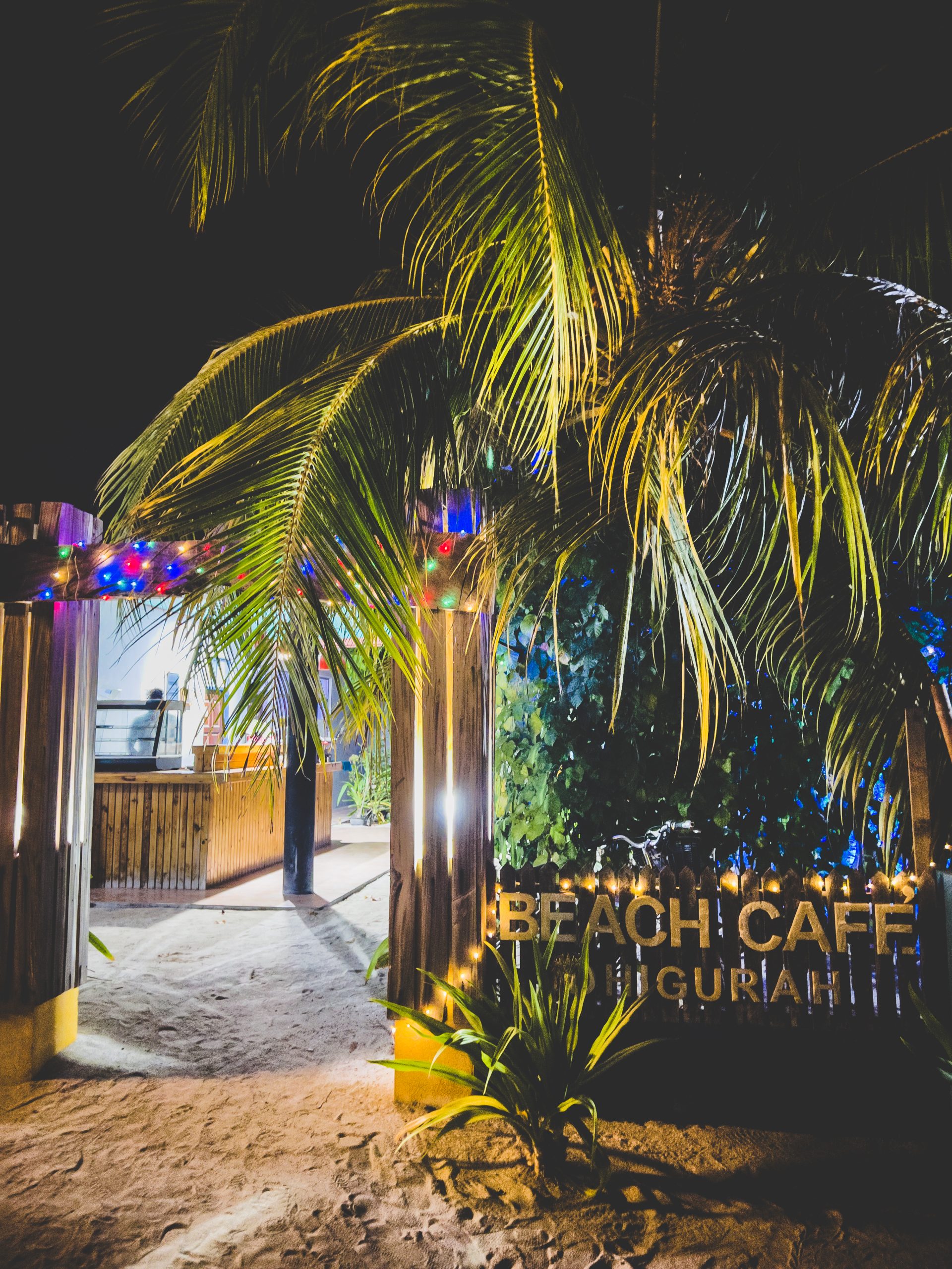 Entrée du restaurant Beach Cafe sur l'île de Dhigurah